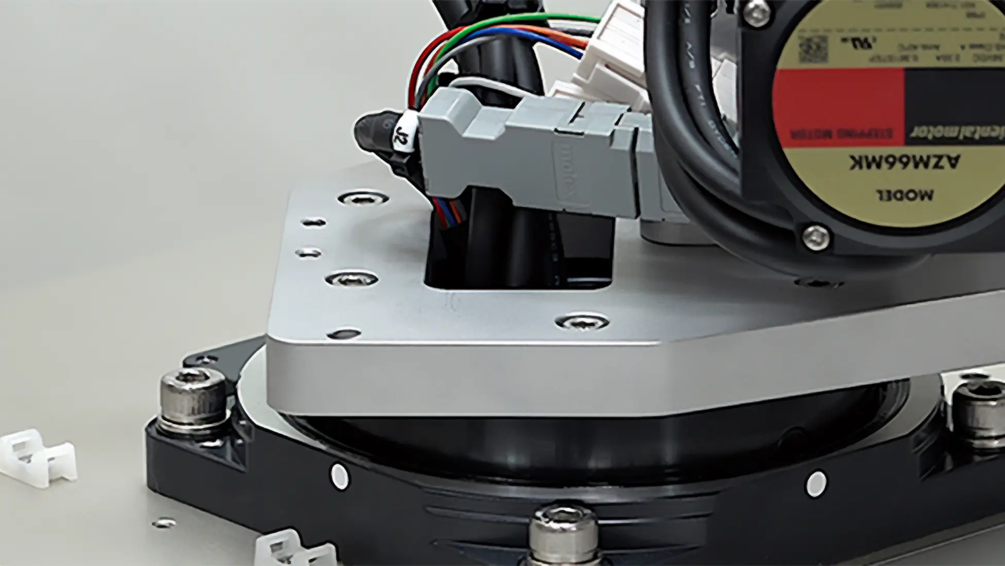 Photo of power cables concentrated at the base of the arm