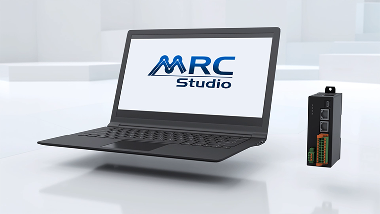 MRC Studio機器人程式開發環境—印有MRC Studio軟體標誌的黑色筆記型電腦。