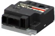 小型電子控制元件模組。具有黑色外殼，並配有連接器與接線端子。